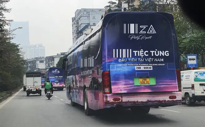 Flamingo Holding Group cho đoàn xe ô tô dán kín quảng cáo ‘diễu phố’