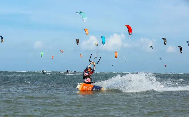 Rực rỡ “vũ điệu” lướt ván diều quốc tế trên biển Ninh Thuận
