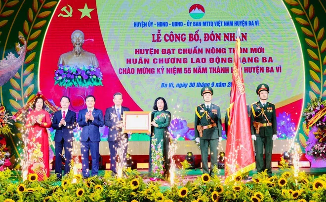 Ba Vì (Hà Nội) đón nhận huyện đạt chuẩn nông thôn mới và Huân chương Lao động hạng Ba.