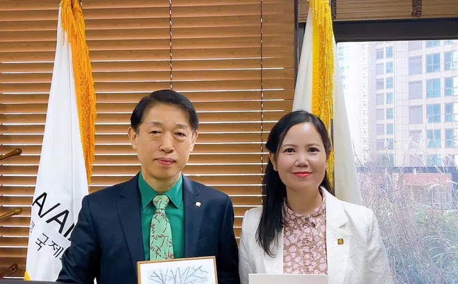 Hoạ sỹ Kim Đức gặp gỡ Chủ tịch Hiệp hội nghệ thuật quốc tế IAA/AIAP