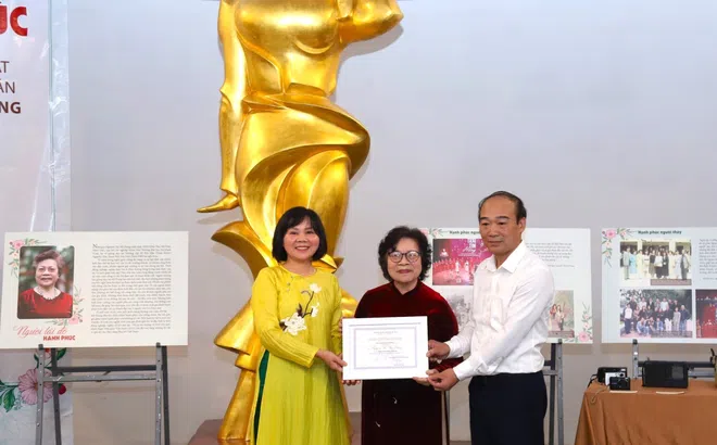 Nhà giáo Nguyễn Thị Mỹ Dung trao tặng gần 300 kỷ vật cho Bảo tàng Phụ nữ Việt Nam