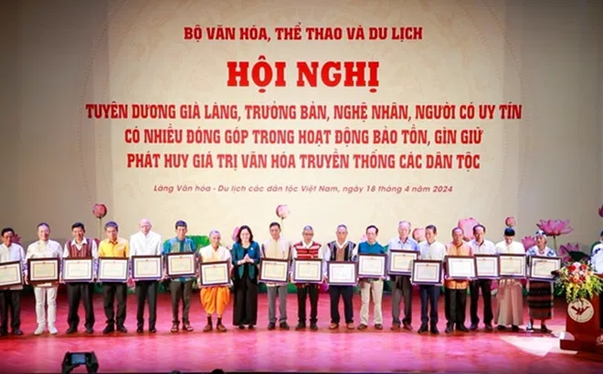 Bộ Văn hoá, Thể thao và Du lịch tuyên dương gần 112 già làng, trưởng bản, nghệ nhân
