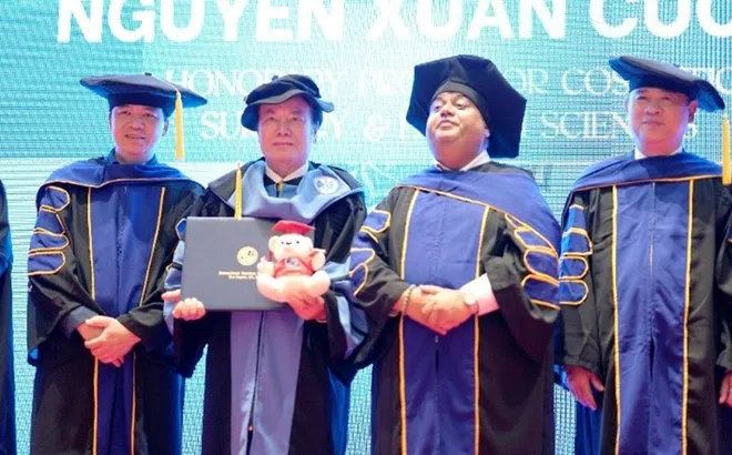 Đại học Quốc tế Hoa Kỳ sắc phong học hàm Giáo sư danh dự cho Bác sĩ Nguyễn Xuân Cương