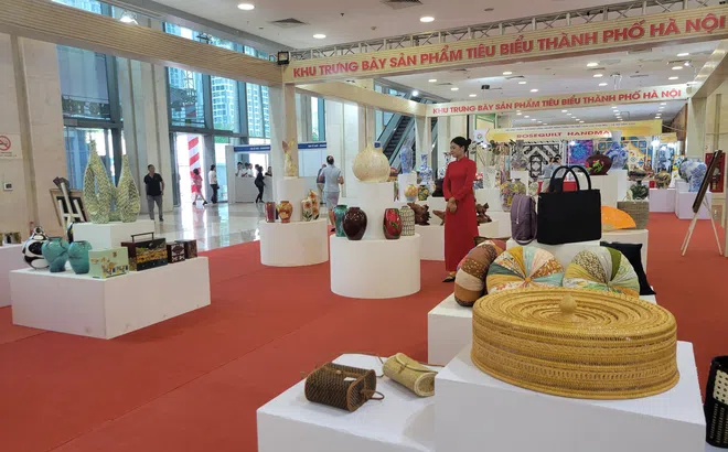 Trưng bày, giới thiệu tiềm năng phát triển các mặt hàng công nghiệp nông thôn tiêu biểu