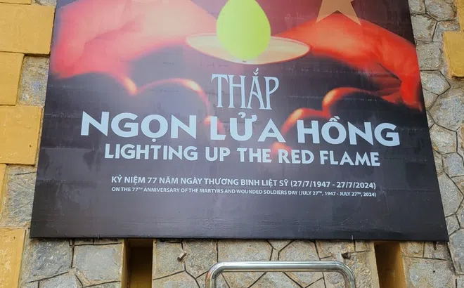 Khai mạc trưng bày chuyên đề “Thắp ngọn lửa hồng”