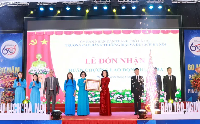 Trường Cao đẳng Thương mại và Du lịch Hà Nội đón nhận Huân chương Lao động hạng Ba