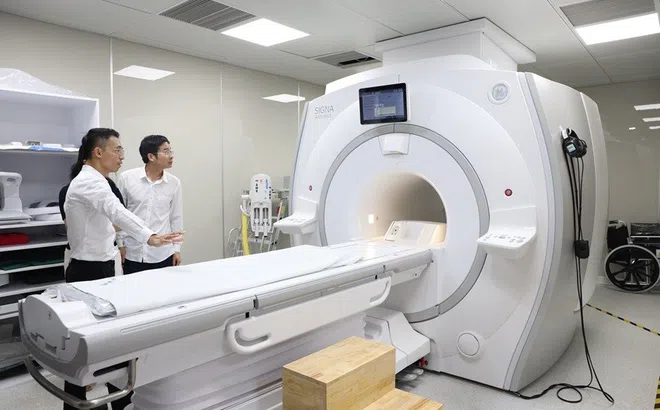 Bệnh viện Đại học Y Hà Nội trang bị hệ thống MRI 3.0 Tesla SIGNA Architect của GE HealthCare