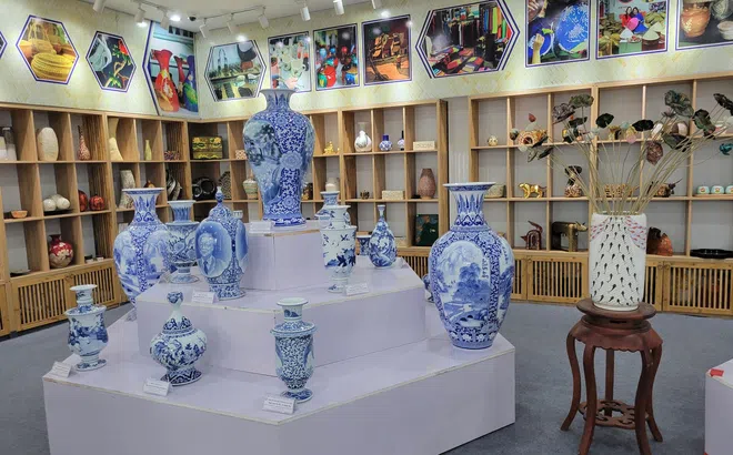 Trưng bày trên 320 mẫu sản phẩm tiêu biểu ngành Gốm sứ - Sơn son thếp vàng