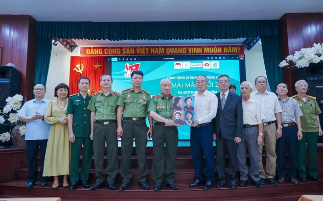 Trao tặng di ảnh chân dung của 4 nữ Anh hùng - Liệt sỹ Lực lượng Công an Nhân dân