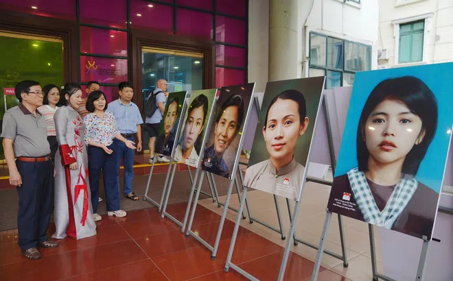 Trao tặng di ảnh chân dung “Tự hào phụ nữ Việt Nam”