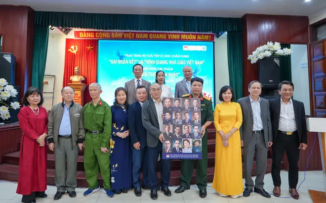 Trao tặng hai bộ sưu tập di ảnh “Đại đoàn kết” và “Vinh quang nhà giáo Việt Nam”