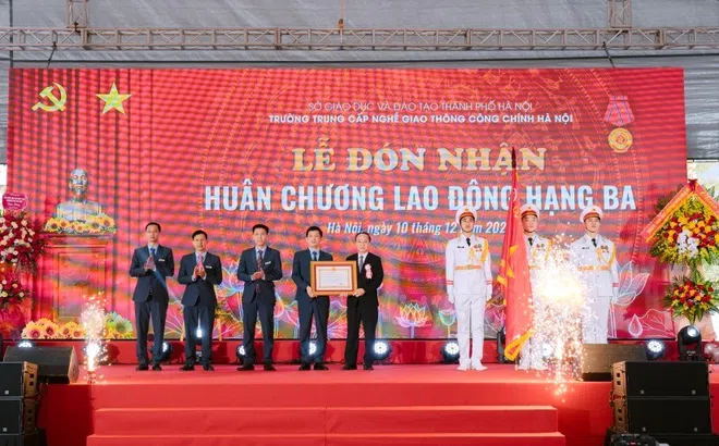 Trường Trung cấp nghề Giao thông công chính Hà Nội đón nhận Huân chương Lao động hạng Ba