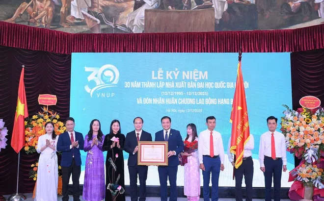 Ba thập kỷ xây dựng và phát triển, Nhà xuất bản Đại học Quốc gia Hà Nội vinh dự đón nhận Huân chương Lao động hạng Ba
