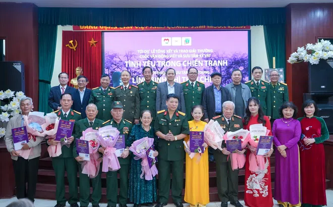 Trao thưởng Cuộc vận động Viết và Sưu tầm kỷ vật “Tình yêu trong chiến tranh”