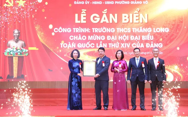 Hà Nội gắn biển công trình Trường THCS Thăng Long chào mừng Đại hội XIV của Đảng