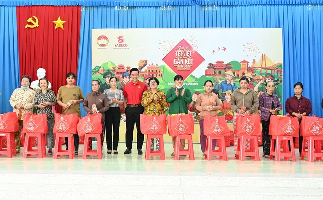 SABECO cùng Uỷ ban Trung ương MTTQ Việt Nam trao tặng 300 phần quà cho người dân tỉnh Đồng Tháp