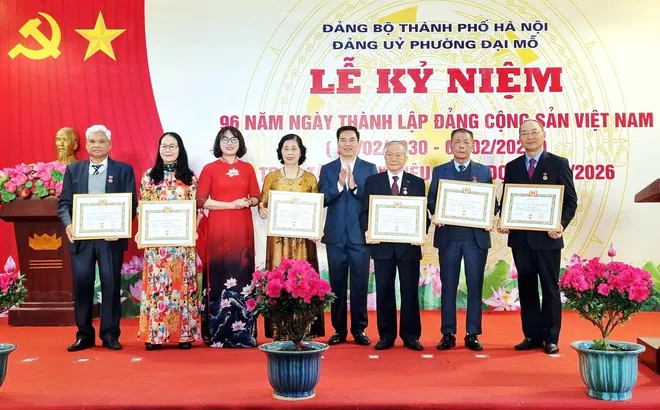 Hà Nội: 68 đảng viên phường Đại Mỗ được trao tặng Huy hiệu Đảng