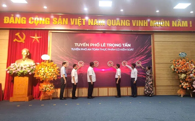 Hà Nội: Phường Phương Liệt gắn biển tuyến phố an toàn thực phẩm, ứng dụng bản đồ số trong quản lý