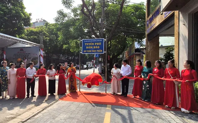 Hà Nội: Phường Long Biên ra mắt tuyến phố đảm bảo an toàn thực phẩm, thúc đẩy thanh toán không dùng tiền mặt