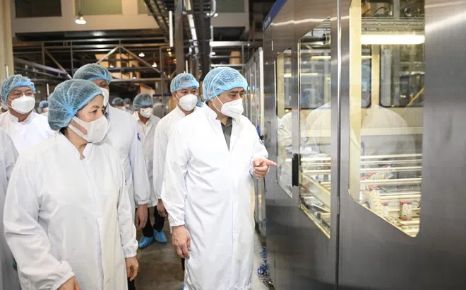 Thủ tướng động viên, kiểm tra nhiệm vụ phòng chống dịch bệnh và thúc đẩy sản xuất kinh doanh tại Bình Dương