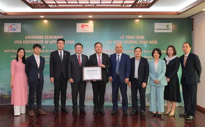 JICA trao tặng kỷ niệm chương cống hiến cho Vietcombank