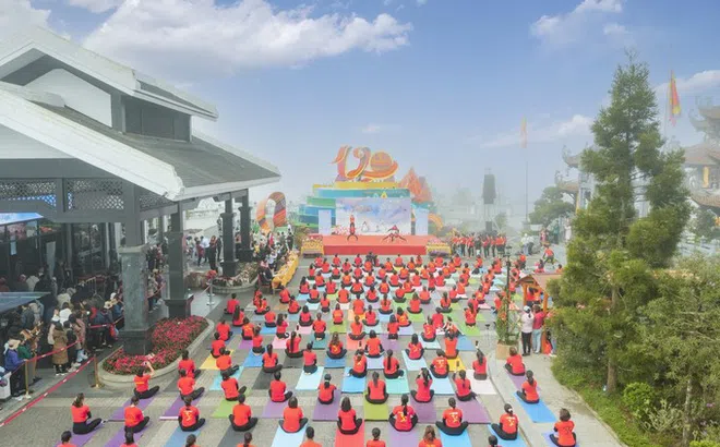 500 người đồng diễn Yoga chào mặt trời tại Fansipan