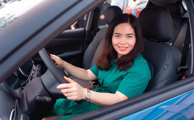 Khách hàng đầu tiên nhận VF 5 Plus: “Bên ngoài nhỏ gọn, bên trong rộng rãi”