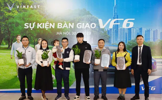 VinFast bàn giao lô xe VF 6 đầu tiên cho khách hàng