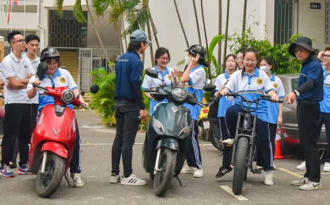 Lần đầu lái thử xe máy điện VinFast, nhiều bạn trẻ hào hứng: “Lái thích quá nên chốt luôn”
