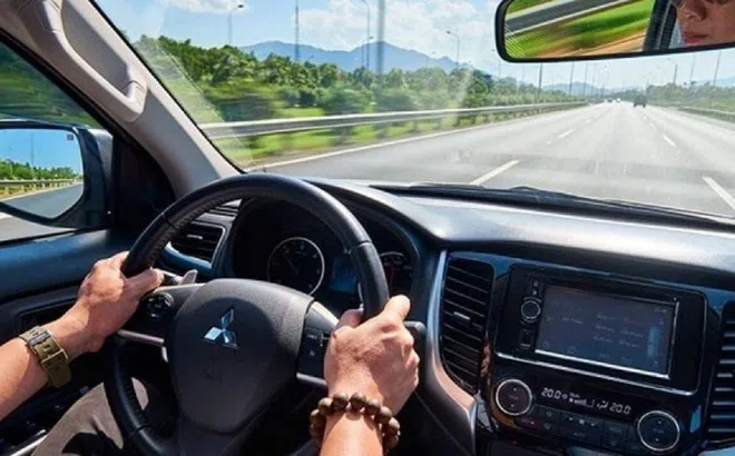 Nhịn tiểu khi lái xe nguy hiểm thế nào?