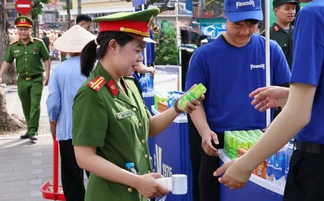 40.000 sản phẩm dinh dưỡng Vinamilk tiếp sức chương trình “Tổ quốc bình yên”