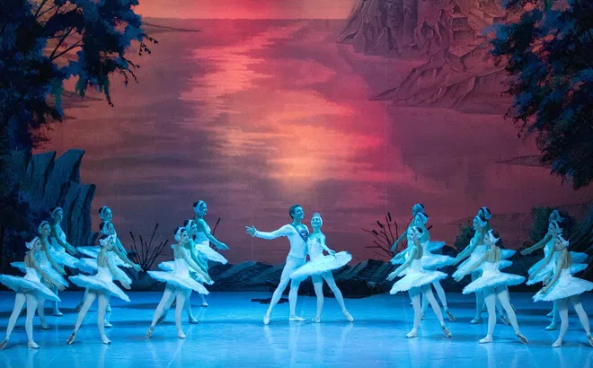 Lần đầu tiên kiệt tác ballet Hồ Thiên Nga được biểu diễn bởi dàn nghệ sỹ của nhà hát danh tiếng hàng đầu nước Nga