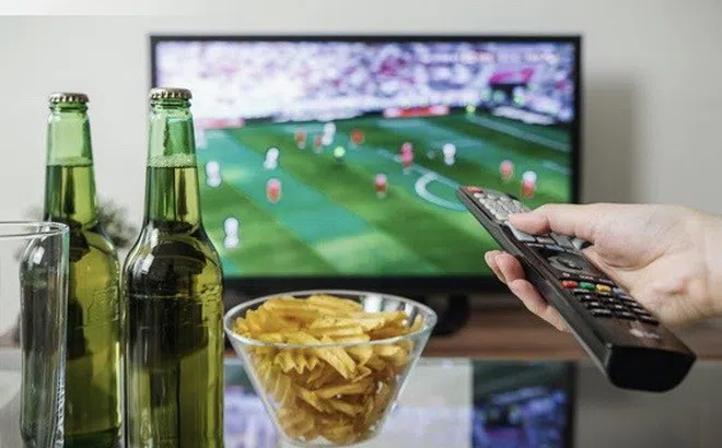 Xem bóng đá khuya nên ăn gì hợp lý nhất?