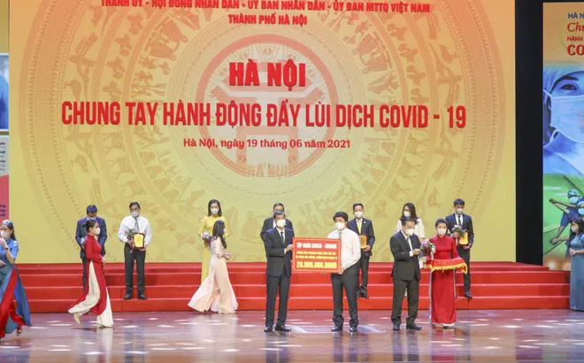 HDBank trao 20 tỷ đồng hỗ trợ TP.Hà Nội phòng chống dịch Covid-19