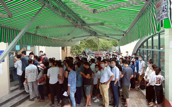 Hà Nội: Nguy cơ lây nhiễm do chen chúc chờ xét nghiệm COVID-19 dịch vụ