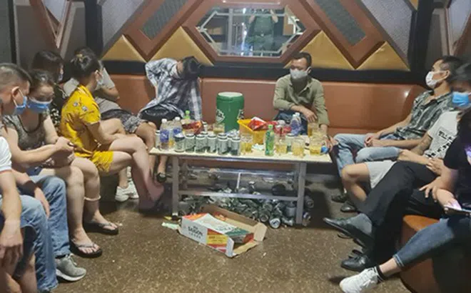 Quán Karaoke vẫn mở đón khách bất chấp lệnh cấm