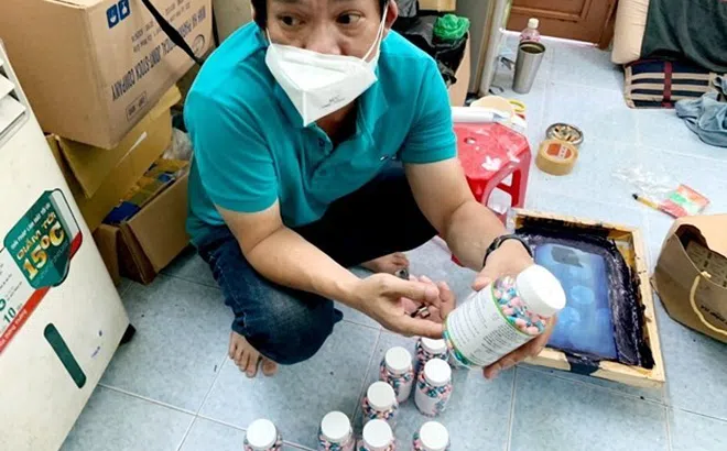 TP.HCM: Phát hiện đường dây buôn bán thuốc điều trị COVID-19 giả