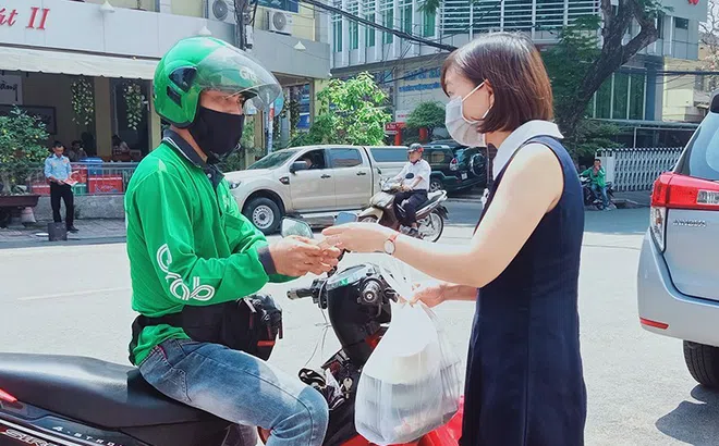 Shipper phải phun dung dịch khử khuẩn lên bao bì hàng, tiền mặt