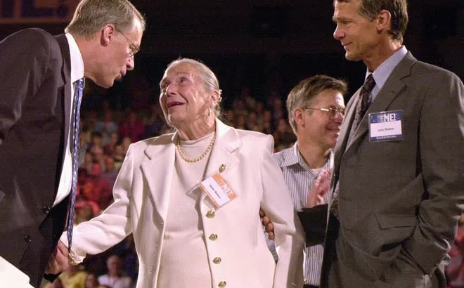 Gia đình giàu nhất thế giới kiếm và tiêu tiền như thế nào?