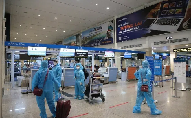 Ngày đầu mở cửa hàng không: 27 chuyến bay phải hủy