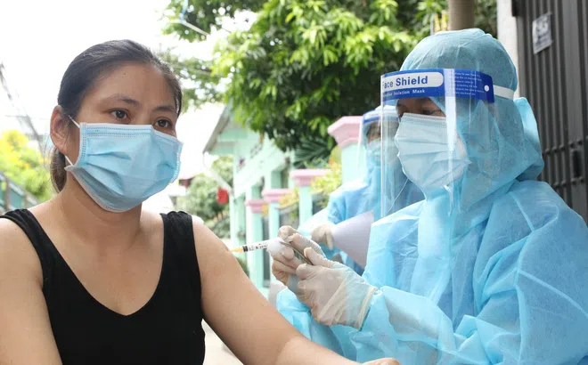 Thủ tướng kêu gọi người dân không vì tiêm vaccine mà lơ là, chủ quan