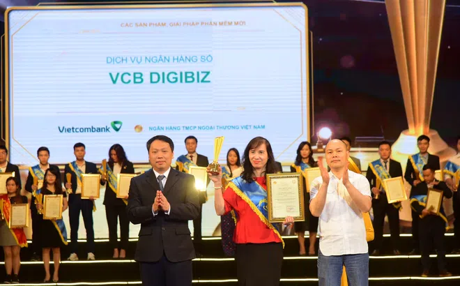 Dịch vụ ngân hàng số VCB DigiBiz của Vietcombank được trao giải Sao Khuê 2022