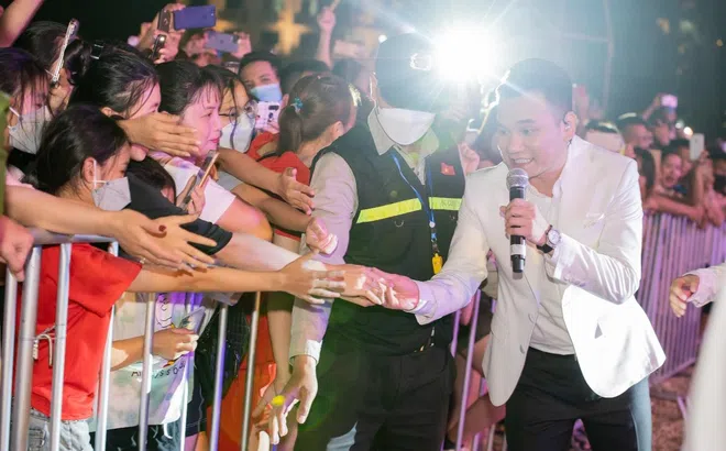 Khắc Việt và dàn nghệ sĩ thổi bừng mùa hè sôi động tại đêm nhạc SunFest Sầm Sơn tối 30/4