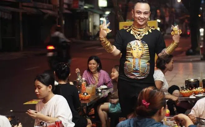 Bí mật ít biết về chủ quán đeo gần 100 lượng vàng trên người