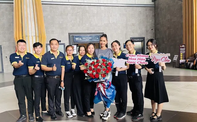 Hoa hậu Ngọc Châu rạng rỡ đạp xe, thăm núi Bà Đen khi trở về Tây Ninh