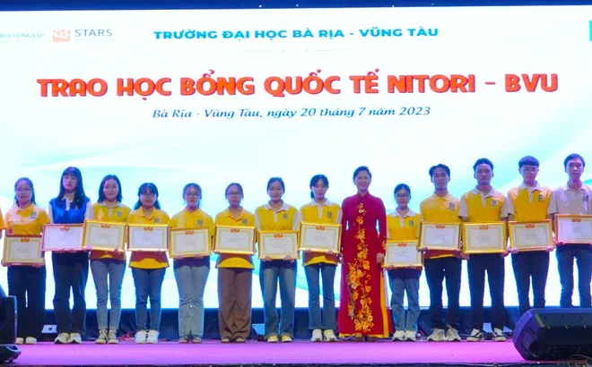 Mạnh thường quân trao gần 01 tỷ đồng cho 156 sinh viên và tân sinh viên trường Đại học Bà Rịa - Vũng Tàu
