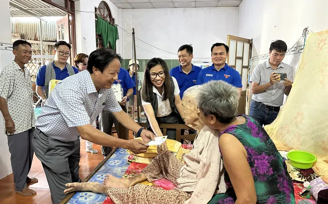 Công ty Phân bón Bình Điền thăm và tặng quà cho mẹ Việt Nam anh hùng nhân ngày thương binh liệt sĩ