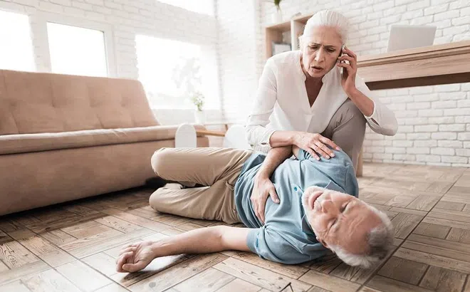 Từ sự việc hiệu trưởng ngã quỵ khi đang khai giảng: Xử lý thế nào khi có người đột quỵ?