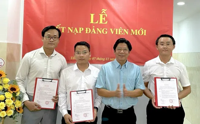 Chi bộ Tạp chí điện tử Nhà Quản Lý kết nạp đảng viên mới