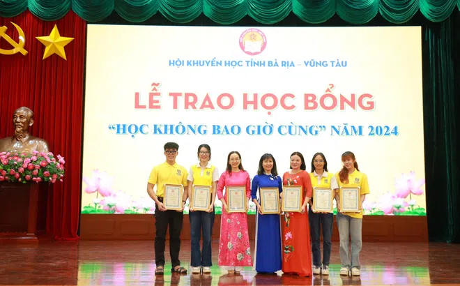 3 nữ tiến sĩ và 4 sinh viên vượt khó của BVU nhận học bổng “Học không bao giờ cùng” năm 2024